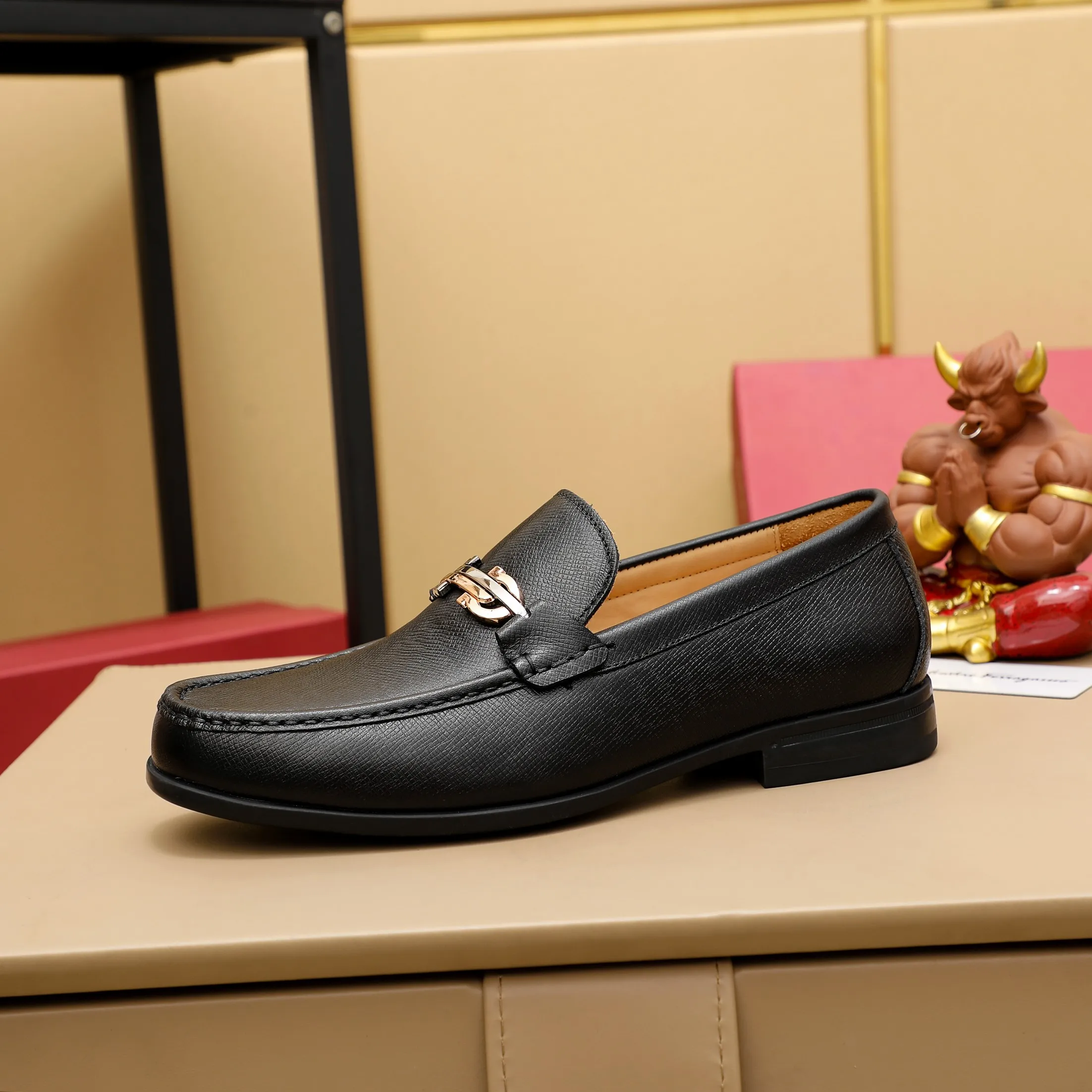 Men's clothing and shoes 💰460 🔥Ferragamo's new men's casual slip-on shoes🇨🇳Official website original 1:1 mold opening, original quality💯Fine workmanship, high-end luxury☘The upper is made of imported Italian first-layer cowhide🌴Luxury🐂leather lining🍓Rubber wear-resistant and non-slip outsole, breathable and comfortable to wear🍍The first choice for high-end men, black, size 38-45